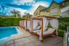 Piscina exterior y sector de camastros de suites premiun