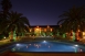Vista nocturna del area de piscinas.