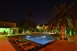 Vista nocturna del area de piscinas
