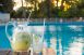 Tragos en piscina exterior
